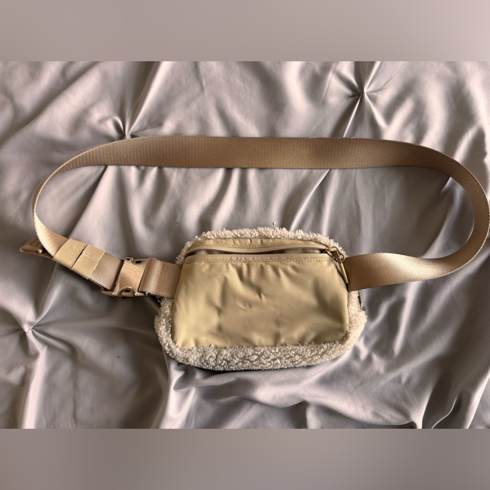 Lululemon Athletica Light Beige Sherpa Fuzzy Belt Bag Fanny Pack - Picture 4 of 4